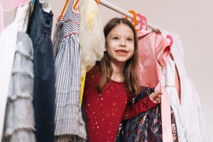 Niña se divierte en un armario Montessori