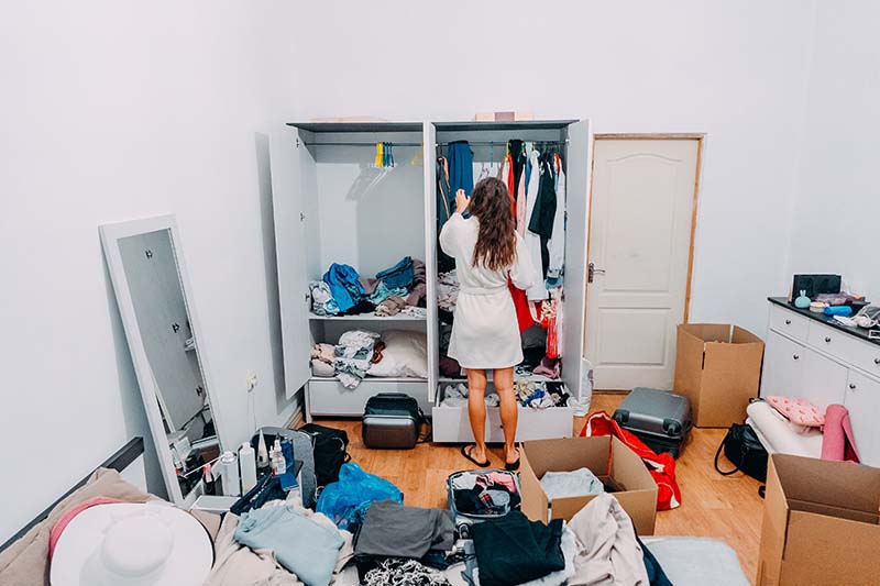 ¿Cómo organizar un armario pequeño? Quitar la ropa que no usas es el primer paso.
