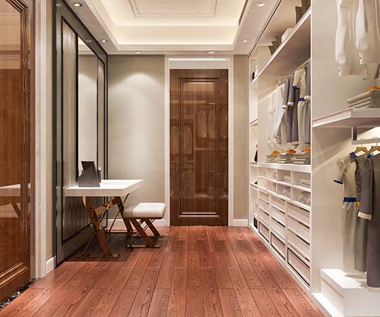 Un amplio y bien organizado walk-in closet con una variedad de