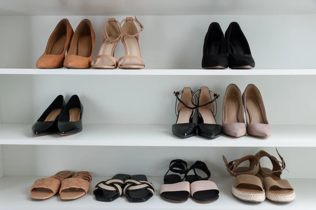 Guardar zapatos en el armario.