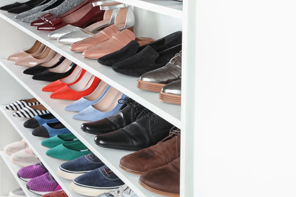 Guardar zapatos en el armario.