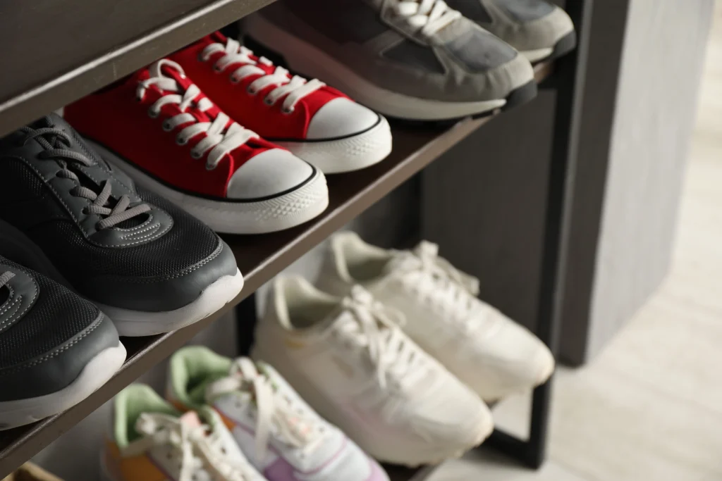 Guardar zapatos en el armario.